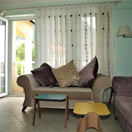 Newly Refurbished 3 Bedroom Top Floor Duplex 公寓 *